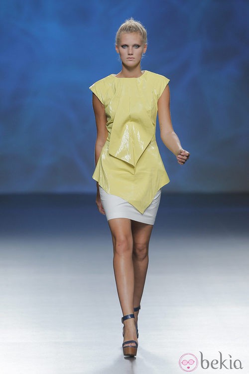 Top amarillo asimétrico de Sara Coleman, colección primavera/verano 2013