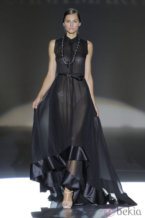 Vestido negro transparente de Juana Martín, colección primavera/verano 2013