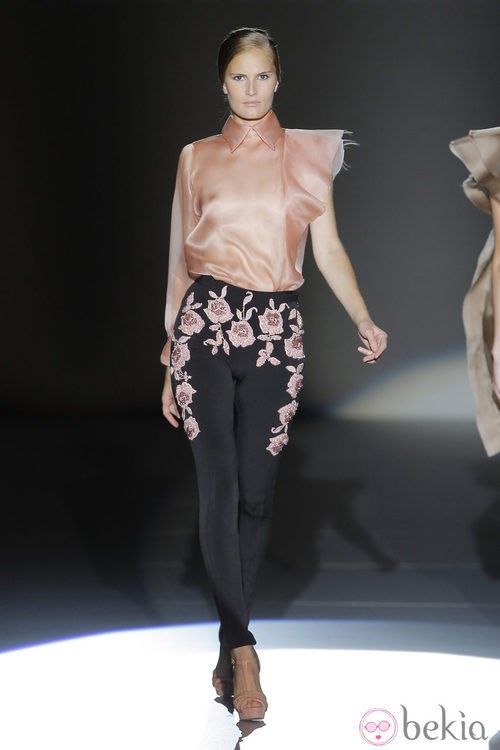 Leggins con flores bordadas de Juana Martín, colección primavera/verano 2013