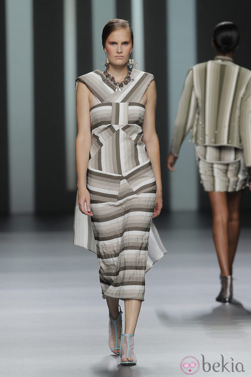 Vestido con cola de Martín Lamothe, colección primavera/verano 2013