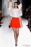 Falda roja y camisa blanca de la colección primavera/verano 2013 de Victoria Beckham presentada en la Nueva York Fashion Week