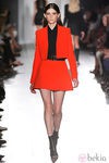 Falda y chaqueta roja de la colección primavera/verano 2013 de Victoria Beckham en la Nueva York Fashion Week