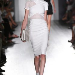 Vestido blanco de la colección primavera/verano 2013 de Victoria Beckham en la Nueva York Fashion Week