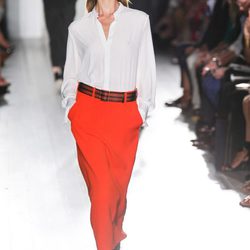 Pantalón rojo de la colección primavera/verano 2013 de Victoria Beckham en la Nueva York Fashion Week