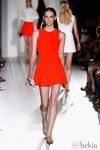 Vestido rojo de la colección primavera/verano 2013 de Victoria Beckham en la Nueva York Fashion Week