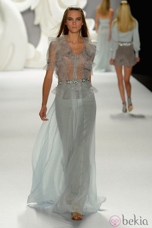 Vestido largo de gasa azul empolvado de Carolina Herrera primavera/verano 2013