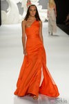 Vestido largo con escote asimétrico en energético naranja de Carolina Herrera primavera/verano 2013
