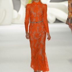 Vestido de encaje de corte camisero en un energético naranja de Carolina Herrera primavera/verano 2013