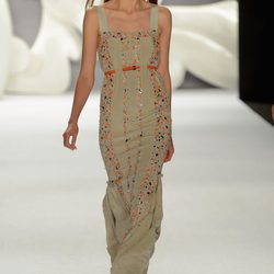 Vestido largo de tirantes con aplicaciones de Carolina Herrera primavera/verano 2013
