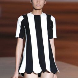 Minivestido de rayas blancas y negras de Marc Jacobs primavera/verano 2013