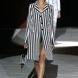 Abrigo a rayas blancas y negras de Marc Jacobs primavera/verano 2013