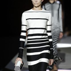 Vestido entallado de rayas asimétricas de Marc Jacobs primavera/verano 2013