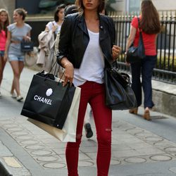 Irina Shayk con pantalones rojos, chaqueta de cuero negra y sneakers de Isabel Marant