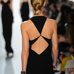 Detalle de la espalda asimetrica de uno de los vestidos de Michael Kors de la temporada primavera/verano 2013