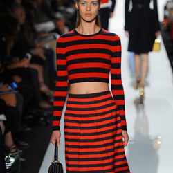 Top y falda a tayas rojas y negras de Michael Kors primavera/verano 2013