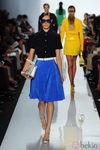 Camisa negra y falda azul klein de Michael Kors primavera/verano 2013