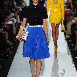 Camisa negra y falda azul klein de Michael Kors primavera/verano 2013