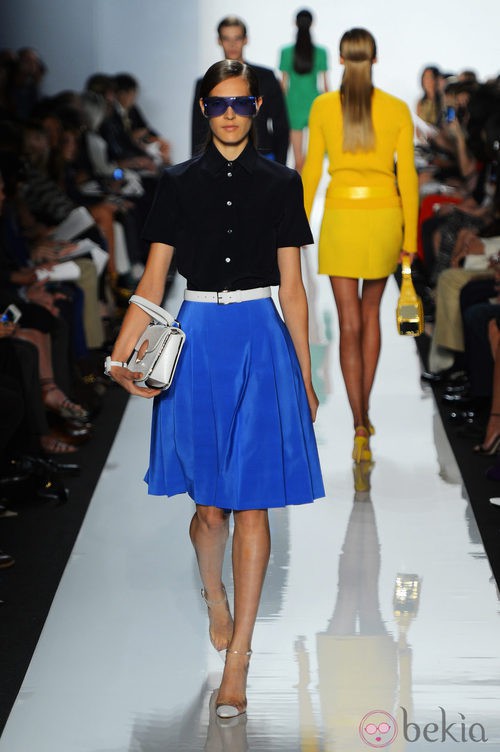 Camisa negra y falda azul klein de Michael Kors primavera/verano 2013