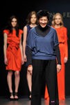 Kina Fernández saluda tras un desfile de su colección