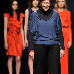 Kina Fernández saluda tras un desfile de su colección