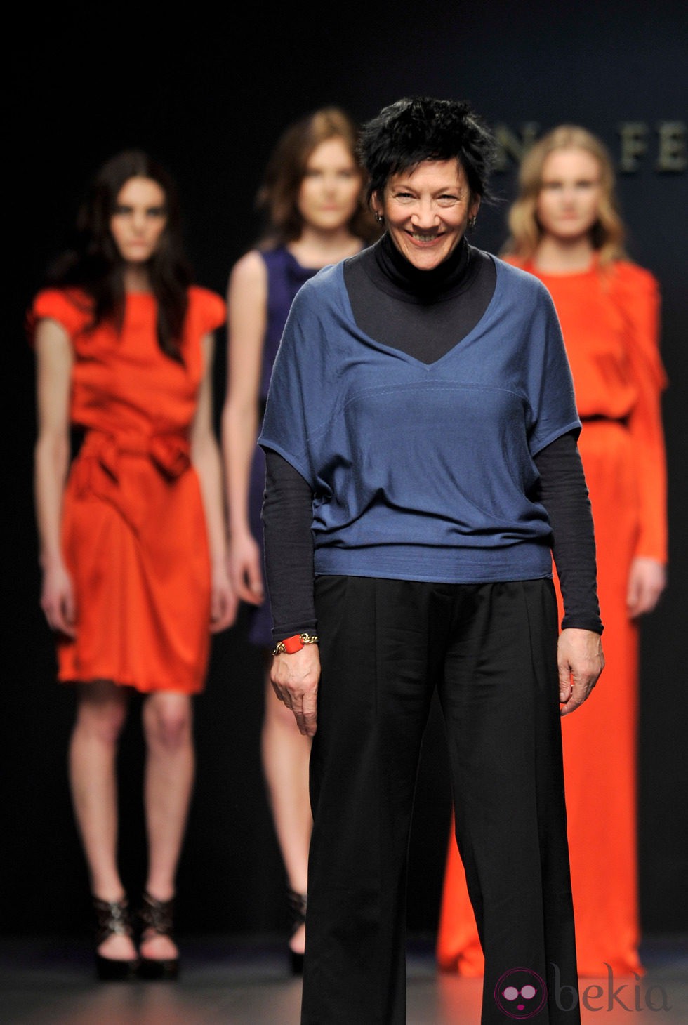 Kina Fernández saluda tras un desfile de su colección