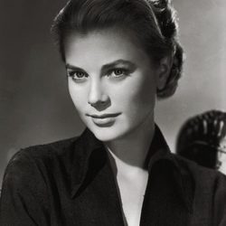 Grace Kelly con camisa negra en 1954