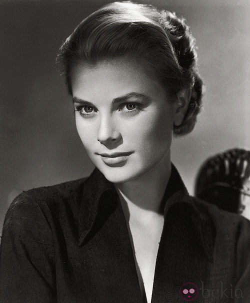 Grace Kelly con camisa negra en 1954