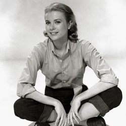 Grace Kelly con camisa y mocasines 
