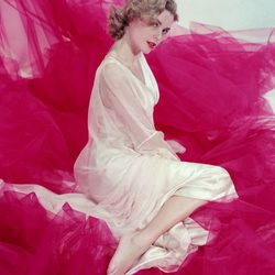 Grace kelly con un vestido blanco en 1953