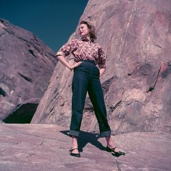 Grace Kelly con jeans y camisa estampada