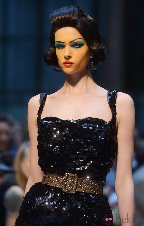 Conjunto negro de paillettes de Vivianne Westwood primavera/verano 2013