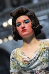 Vivianne Westwood apuesta por un excéntrico maquillaje sobre la pasarela de la Semana de la Moda de Londres