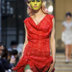 Vestido rojo y corona de flores multicolor de Vivianne Westwood primavera/verano 2013