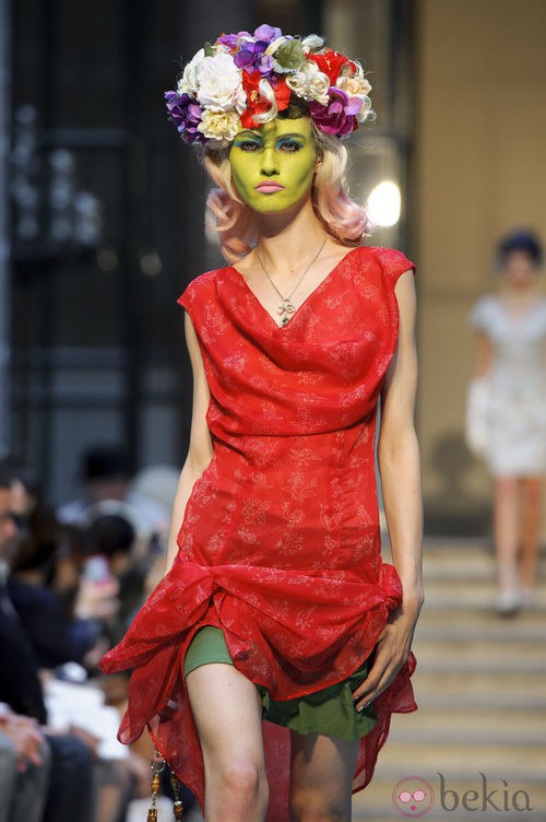Vestido rojo y corona de flores multicolor de Vivianne Westwood primavera/verano 2013