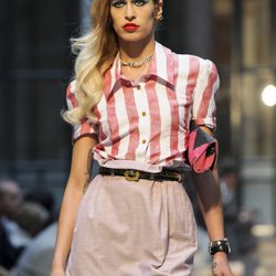 Camisa de rayas y falda de Vivianne Westwood en la Semana de la Moda de Londres