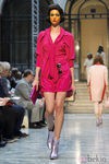 Conjunto fucsia con lazada de Vivianne Westwood primavera/verano 2013
