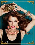 Anna Dello Russo posa con un clutch y un collar de su colección de complementos para H&M