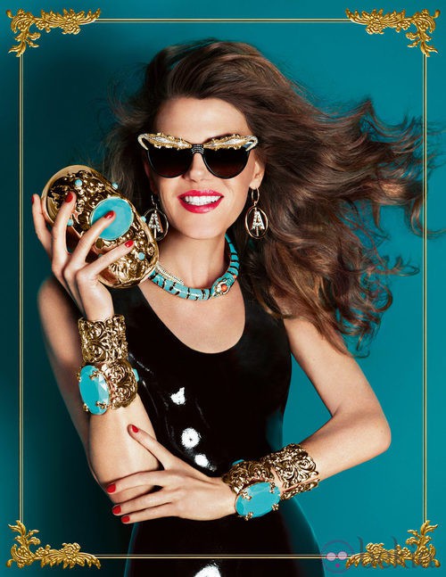 Anna Dello Russo protagoniza la campaña de su colección de complementos para H&M