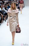 La clásica gabardina de Burberry se reinventa la próxima primavera/verano 2013