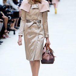 La clásica gabardina de Burberry se reinventa la próxima primavera/verano 2013