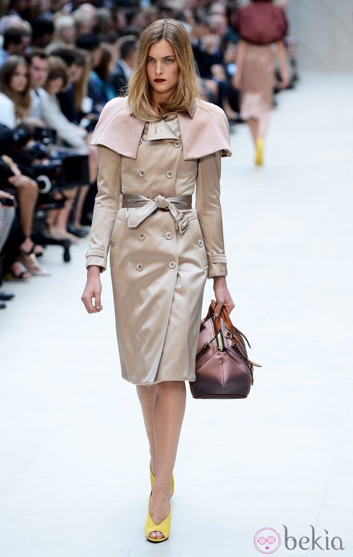La clásica gabardina de Burberry se reinventa la próxima primavera/verano 2013