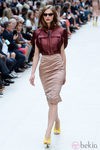 Top burdeos y falda tapiz en tono nude de Burberry primavera/verano 2013
