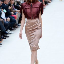 Top burdeos y falda tapiz en tono nude de Burberry primavera/verano 2013