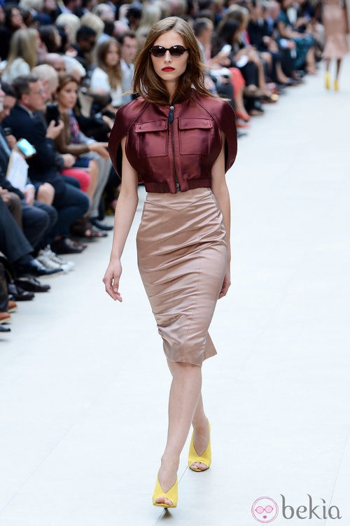 Top burdeos y falda tapiz en tono nude de Burberry primavera/verano 2013