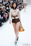 Chaqueta en tono nude y culotte en color marrón metalizado de Burberry primavera/verano 2013