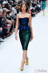Top azul de silueta peplum y falda tapiz verde metalizado de Burberry primavera/verano 2013