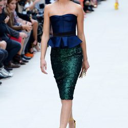 Top azul de silueta peplum y falda tapiz verde metalizado de Burberry primavera/verano 2013