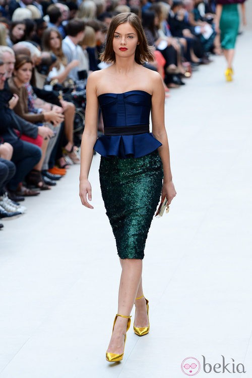 Top azul de silueta peplum y falda tapiz verde metalizado de Burberry primavera/verano 2013