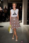 Poppy Delevigne con falda de Jonathan Saunders en la Semana de la Moda de Londres primavera/verano 2013
