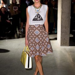 Poppy Delevigne con falda de Jonathan Saunders en la Semana de la Moda de Londres primavera/verano 2013